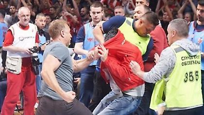 Φοβερό ξύλο: Παρουσιαστής της τηλεόρασης έδειρε φίλαθλο (vid)