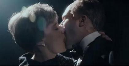 Ο «Τζον Σνόου» ως... Ουίνστον Τσόρτσιλ φιλά παθιασμένα τη Μέι λόγω Brexit