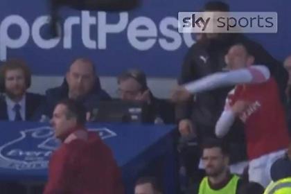 Ο Εζίλ πέταξε το τζάκετ του στον Μάρκο Σίλβα! (video)