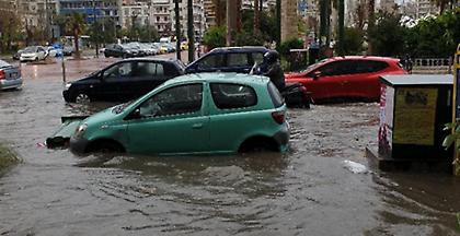Προβλήματα από την κακοκαιρία στην Αττική- Βούλιαξαν οχήματα στο Πασαλιμάνι