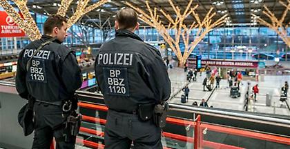 Bild: «Στοπ» της γερμανικής αστυνομίας σε 6.500 πρόσφυγες από την Ελλάδα