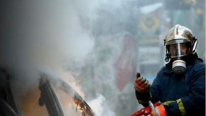 Φωτιά σε δυο αυτοκίνητα και μια μηχανή στα Πετράλωνα