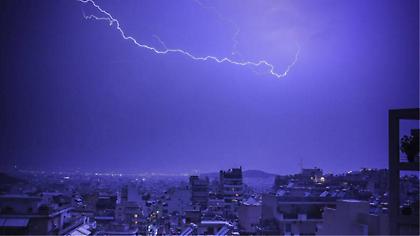 Καιρός: Σχεδόν 3.000 κεραυνοί έπεσαν τη Δευτέρα σε όλη τη χώρα