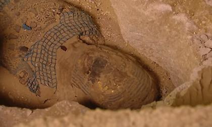 Η συγκλονιστική στιγμή της αποκάλυψης σαρκοφάγου στην Αίγυπτο