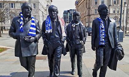 Οι οπαδοί της Πόρτο «εξόπλισαν» μέχρι και τους… Beatles με κασκόλ της ομάδας τους!