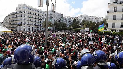 Επεισόδια στην Αλγερία: Δακρυγόνα και συμπλοκές μετά τον διορισμό του προσωρινού προέδρου