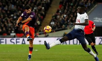 Εισβολή οπαδού στο Τότεναμ-Μάντσεστερ Σίτι! (video)