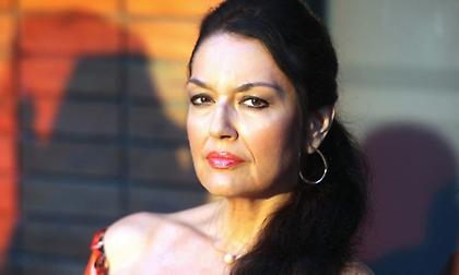 Δραπέτης τραγουδιστής: Θύμα του και η Ελένη Φιλίνη – Δείτε τι της έκανε (vid)