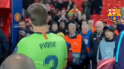 Ο Πικέ χάρισε τη φανέλα του σε νεαρό οπαδό της Γιουνάιτεντ (video)