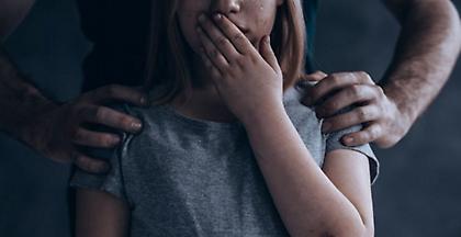 Φρίκη για τη Μολδαβή μαστροπό – Εξανάγκαζε ανήλικες σε όργια με ηλικιωμένους