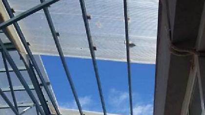 Κατέρρευσε γυάλινη οροφή στο Πανεπιστήμιο εν ώρα λειτουργίας