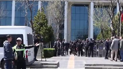 Επεισόδια στην Τουρκία: Κούρδοι προσπάθησαν να εισβάλουν στο δημαρχείο του Ντιγιάρμπακιρ