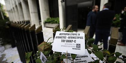 Στέλεχος του Ρουβίκωνα αναρτά φωτογραφία από το κρατητήριο: «Οι συλλήψεις δεν θα μας σταματήσουν»