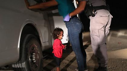 «Φωτογραφία της χρονιάς» η μικρή Γιανέλα που κλαίει στα αμερικανικά σύνορα