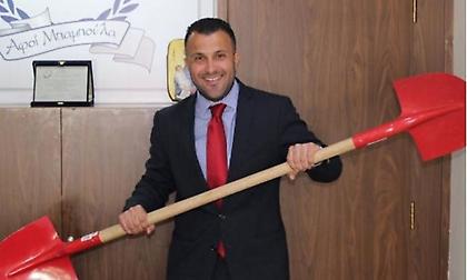 Ο νεκροθάφτης Μπαμπούλας κατεβαίνει για δημοτικός σύμβουλος με το πιο μακάβριο σύνθημα