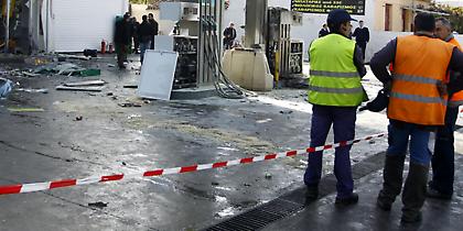 Ληστεία σε βενζινάδικο: Εσπασαν με αμάξι την τζαμαρία, έκλεψαν χρήματα και τσιγάρα