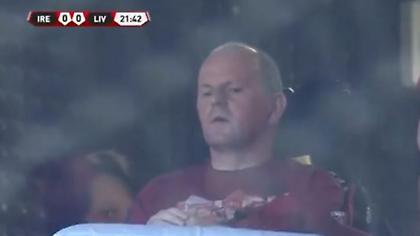 Απίστευτη στιγμή: O Kοξ είδε ξανά παιχνίδι της Λίβερπουλ (video)