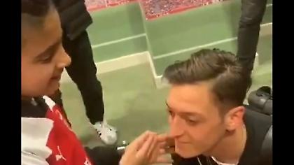 Τυφλό παιδί κατάλαβε τον Εζίλ με το… άγγιγμα του (video)