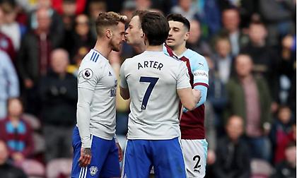 Φίλησε αντίπαλό του και... πήρε κίτρινη κάρτα (video)