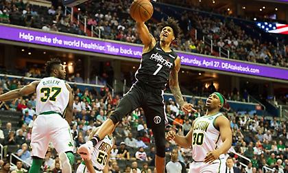 «Τελειώνουν» τον Ρόμπινσον οι Ουίζαρντς για το ξύλο σε νυχτερινό μαγαζί!