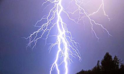 Κέρκυρα: Κεραυνός χτύπησε καταμαράν