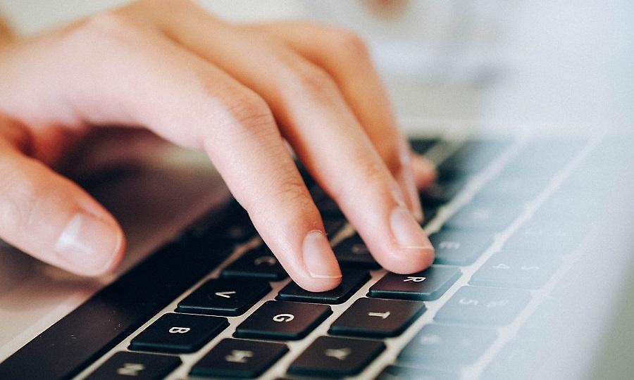 Αυτός είναι ο λόγος που τα γράμματα στο πληκτρολόγιο είναι ανακατεμένα