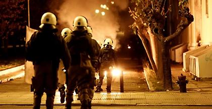 Εξάρχεια: Κουκουλοφόροι επιτέθηκαν με μολότοφ σε διμοιρίες των ΜΑΤ