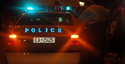 Νεαροί επιτέθηκαν με πέτρες σε περιπολικό στον Πειραιά