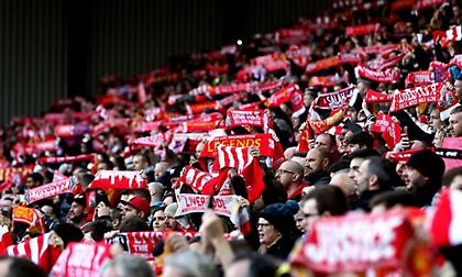 Φωτοβολίδες, κέρματα και ομοφοβικά τραγούδια στο ντέρμπι Λίβερπουλ-Τσέλσι