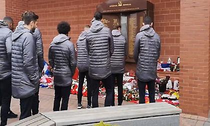 Στο μνημείο των 96 αδικοχαμένων οπαδών της Λίβερπουλ Κλοπ και παίκτες (vid)