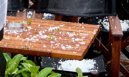 Χαλάζι στην Αθήνα: Απίστευτες εικόνες από το πέρασμα της κακοκαιρίας