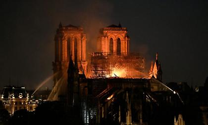 Παναγία των Παρισίων: Τεράστια καταστροφή - Σώθηκαν το κύριο κτίσμα και οι πύργοι