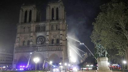 Παναγία των Παρισίων: Υπό έλεγχο η φωτιά μετά από 8,5 ώρες - Τεράστια η καταστροφή