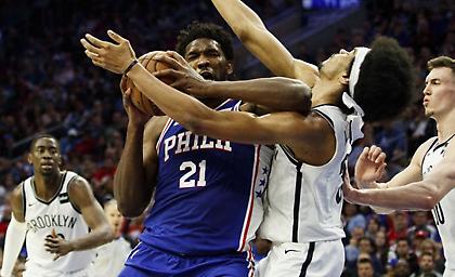 Ισοπέδωσε τον Άλεν με αγκωνιά ο Εμπίντ (video)