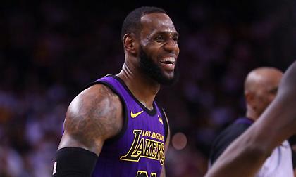 NBA: Tα playoffs ξεκίνησαν και ο Λεμπρόν φόρεσε το… μαγιό του (video)
