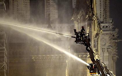 El Pais: Το νερό είναι, μετά τη φωτιά, η μεγαλύτερη απειλή για την Παναγία των Παρισίων