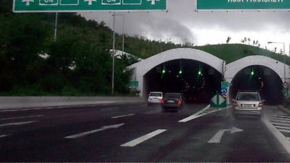 Κίνηση μετ' εμποδίων στους δρόμους: Τροχαίο στην Περιφερειακή Υμηττού μετά την έξοδο Χολαργού