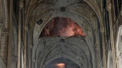 Παναγία των Παρισίων: «Εικόνα βομβαρδισμού - Στο βάθος ο σταυρός φωτισμένος από τις φλόγες»