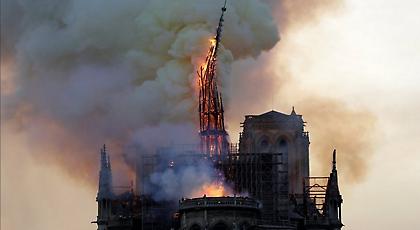 Ανήμποροι μπροστά στην καταστροφή: Η πιο συγκλονιστική φωτογραφία απ’ την Παναγία των Παρισίων