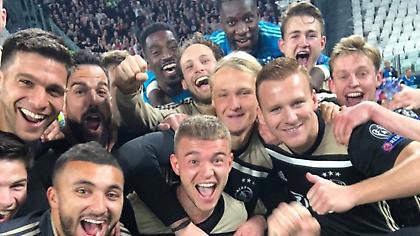 Σαρώνει η πανηγυρική φωτογραφία των παικτών του Άγιαξ με τους οπαδούς τους