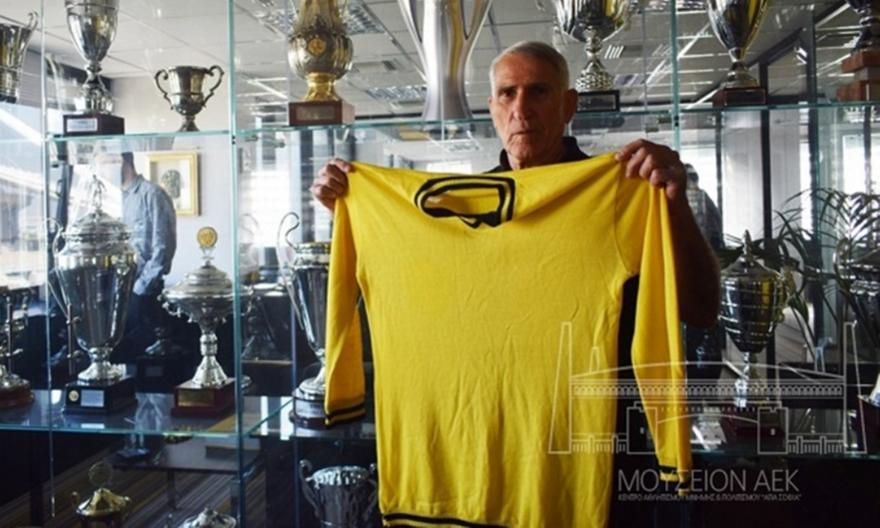 Η πρώτη φανέλα του Σεραφείδη στο Μουσείο της ΑΕΚ (pics)