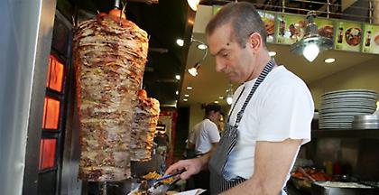 Έρχονται αυξήσεις στα σουβλάκια - Θα φτάσει κοντά στα 3 ευρώ το ένα