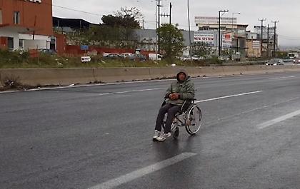 Θεσσαλονίκη: Άνδρας σε καροτσάκι πήγαινε ανάποδα στην μέση της Περιφερειακή οδού (vid)