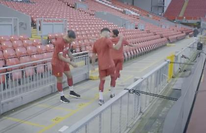 Το backstage βίντεο για τη νέα φανέλα της Λίβερπουλ και ο… ασταμάτητος χαβαλές του Τσάμπερλεϊν (vid)