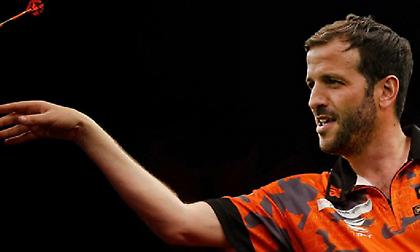 Ετοιμάζεται για το ντεμπούτο του στα... βελάκια ο Φαν ντε Φάαρτ