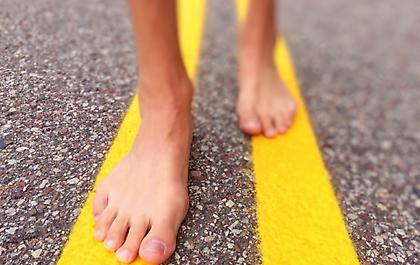 Πόσο καλό μας κάνει να περπατάμε ξυπόλυτοι;