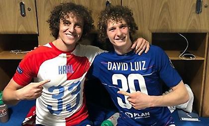 Ο Νταβίντ Λουίς φωτογραφήθηκε με τον αντίπαλο «κλώνο» του