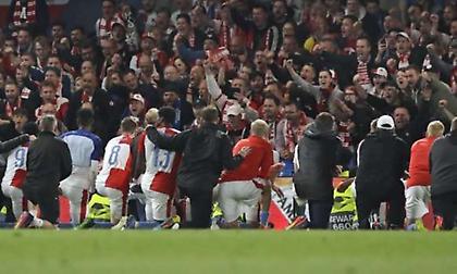 Το φοβερό τελετουργικό των οπαδών της Σλάβια μαζί με τους παίκτες στο «Στάμφορντ Μπριτζ» (video)