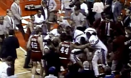 ΝΒΑ ΡΕΤΡΟ: Όταν έπεσε… αλύπητο ξύλο μεταξύ Σίξερς και Πίστονς! (Video)