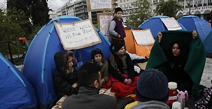 Αποφασισμένοι να παραμείνουν στην πλατεία Συντάγματος δηλώνουν μετανάστες